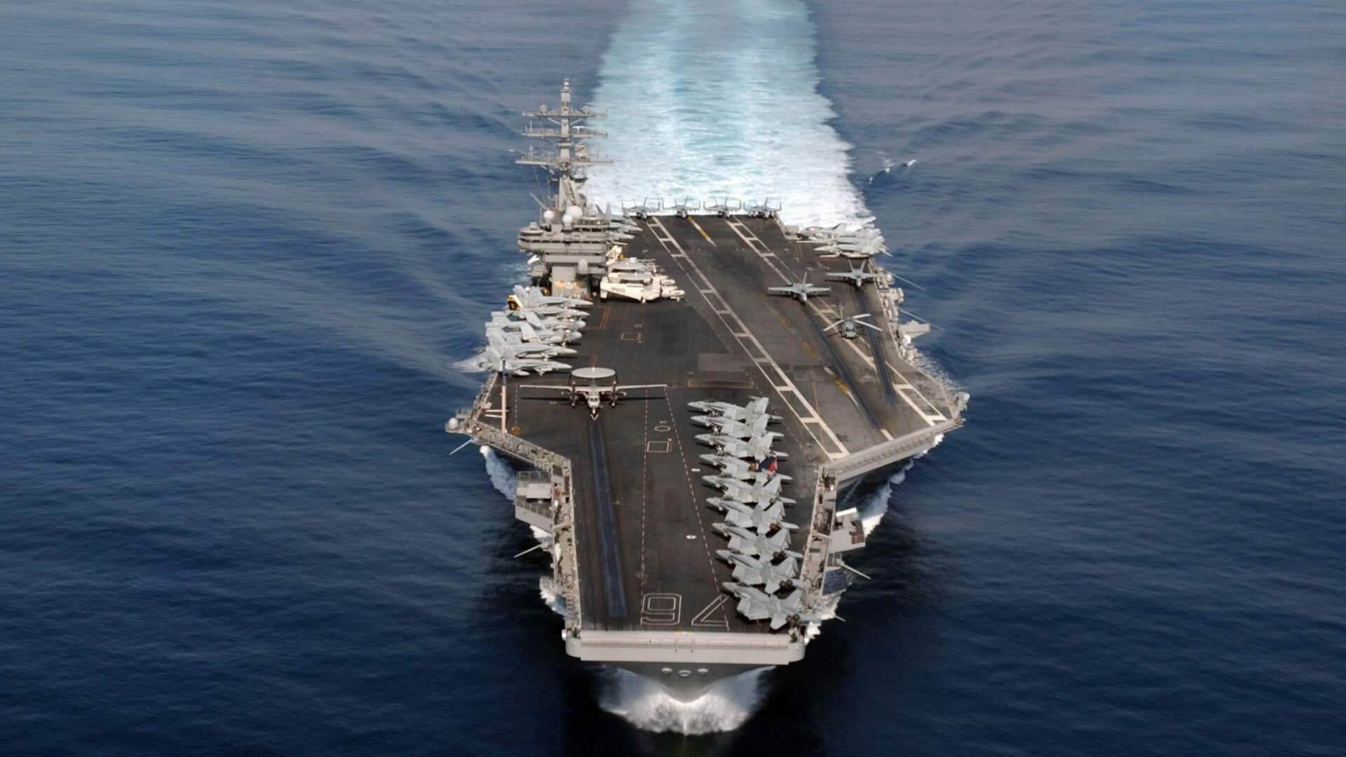 公牛主帅亲自参与训练环节观察每名球员状态,公牛 球员